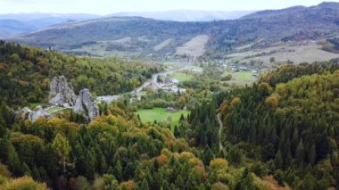 Hava aracı manzarası, sonbahar ormanlarındaki büyük kayalar ağaçlardan, çamlardan ve doğanın güzelliğinden oluşan taç. Görüntü.