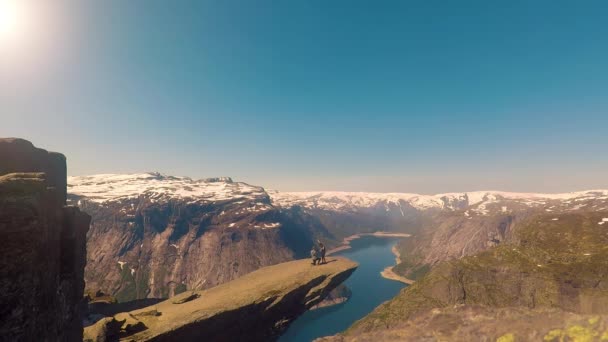 Loving couple in a Trolltunga , a man makes a proposal to a girl — Stockvideo