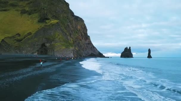 Aerial drone view footage spiaggia di sabbia nera e le sue formazioni rocciose Reynisfjara, Vik Islanda Reynisfjara Beach Ver 7 — Video Stock