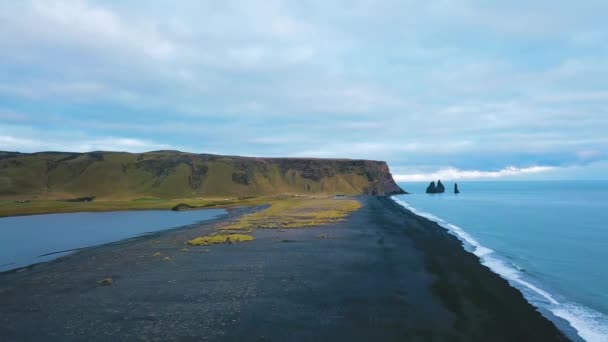 공중 드론으로 촬영된 검은 모래 해변 과그것의 암석 층 reynisfjara, Vik Iceland reynisfijara 해변 ver 5 — 비디오