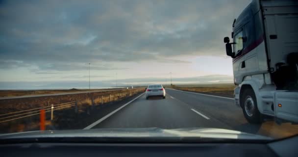 Punto de vista de los conductores perspectiva de la carretera en Islandia, vista desde la ventana del coche, movimiento. Movimiento lento — Vídeo de stock