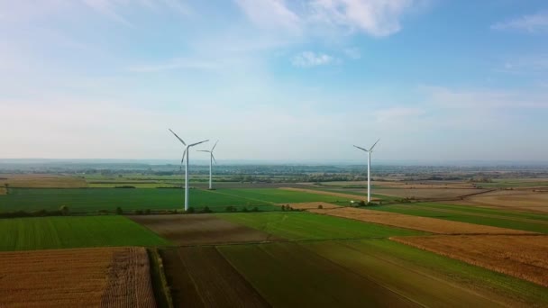 Pohled na letecký letoun. Větrné turbíny a zemědělská pole za letního dne. Ver 2 — Stock video