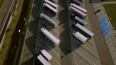 Otoyol dinlenme yerinin hava manzaralı durağı. Restoranı, araba ve kamyonlar için büyük bir otoparkı var. Polonya Avrupa Birliği. Ver 4