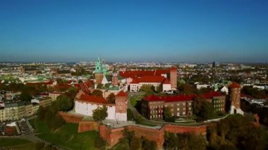 Hava görüntüsü. Wawel kraliyet kalesi ve katedrali, Vistula nehri, arkasında tarihi kiliseler olan eski şehir. Krakow, Polonya. Ver 3