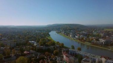 Hava görüntüsü. Vistula Nehri, arkasında nehir olan eski bir şehir. Krakow, Wisla Polonya. Ver 1