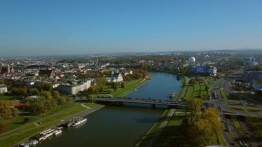 Hava görüntüsü. Vistula Nehri, arkasında nehir olan eski bir şehir. Krakow, Wisla Polonya. Ver 2