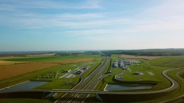 Vista aérea Parada de camiones de la zona de descanso de la autopista con restaurante y gran aparcamiento para coches y camiones. Polonia Unión Europea. Ver 1 — Vídeo de stock