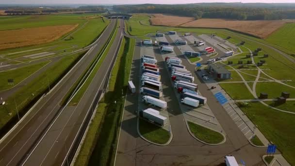 Aerial view Teherautó megálló autópálya pihenőhely étterem és nagy parkoló autók és teherautók. Lengyelország Európai Unió. 3. szakasz — Stock videók