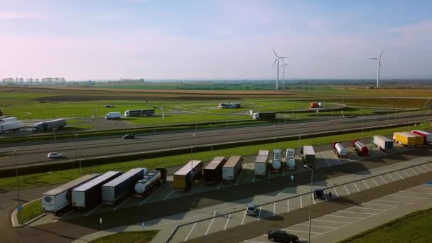 Vista aérea Paragem de caminhão da área de descanso da estrada com restaurante e grande parque de estacionamento para carros e caminhões. Polónia União Europeia. Ver 7 — Vídeo de Stock