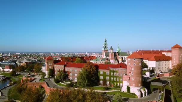 Widok z lotu ptaka. Zamek i Katedra Królewska na Wawelu, Wisła, Stare Miasto Krakowskie z zabytkowymi kościołami w tle. Kraków, Polska. Wartości 1 — Wideo stockowe