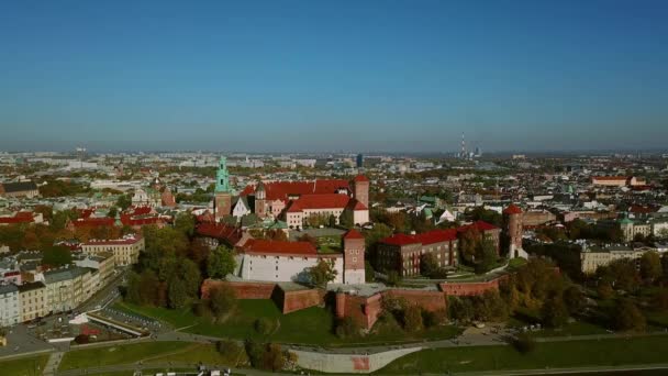 Luchtfoto 's. Wawel koninklijk kasteel en kathedraal, Vistula rivier, Krakau oude stad met historische kerken op de achtergrond. Krakau, Polen. Ver 4 — Stockvideo