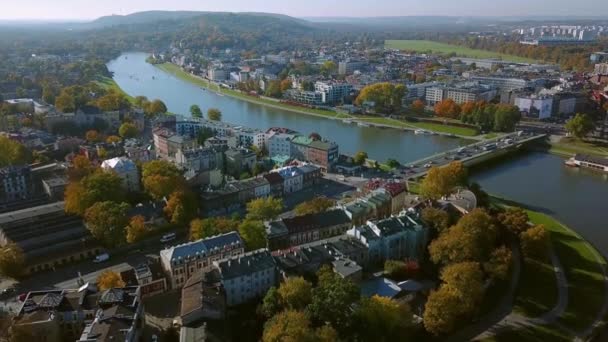 Légi felvétel. Vistula folyó, Krakkó óvárosa folyóval a háttérben. Krakkó, Wisla Lengyelország. 3. szakasz — Stock videók