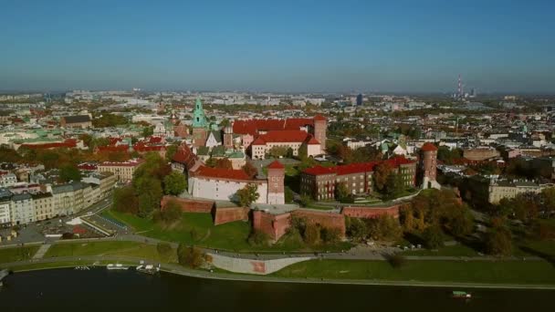 Hava görüntüsü. Wawel kraliyet kalesi ve katedrali, Vistula nehri, arkasında tarihi kiliseler olan eski şehir. Krakow, Polonya. Ver 8 — Stok video