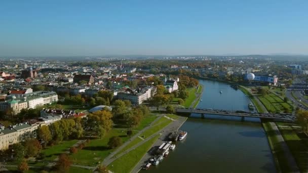 Hava görüntüsü. Vistula Nehri, arkasında nehir olan eski bir şehir. Krakow, Wisla Polonya. Ver 4 — Stok video