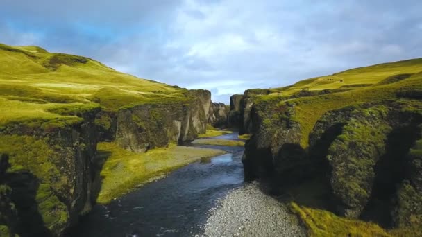하늘을 날고 있는 무인 항공기가 피라 글 로우 파호 협곡을 지나고 있습니다. 아이슬란드, 화창 한 날, — 비디오