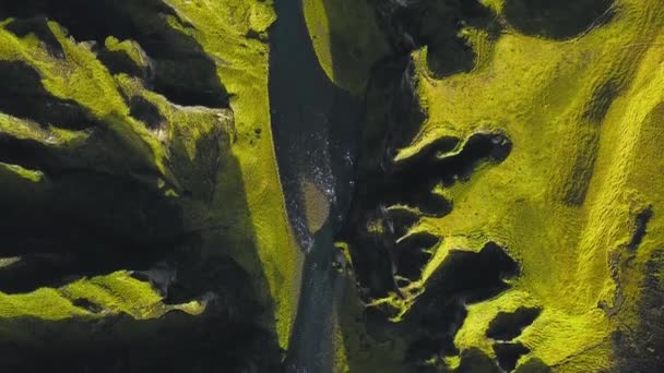 Vista aérea do drone, voando através do desfiladeiro de Fjadragljufur. Islândia, dia ensolarado, vista superior Ver 2 — Vídeo de Stock