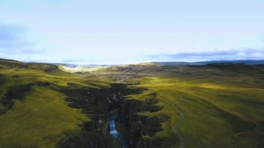 Fjadragljufur Kanyonu 'nda uçan insansız hava aracı görüntüsü. İzlanda, güneşli bir gün, Top view Ver 6