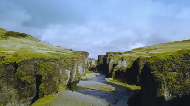 Lennokkinäkymä Fjadragljufurin kanjonista. Islanti, aurinkoinen päivä, Ver 7 — kuvapankkivideo