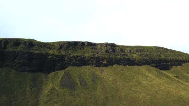 Letecký pohled. krajina, surrealistické přírodní scenérie na vysočině Islandu, Krásný barevný horský terén. přesunout nahoru — Stock video