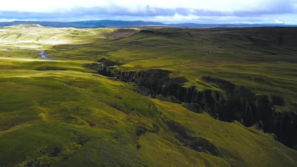 Αεροφωτογραφία μη επανδρωμένου αεροσκάφους, πετώντας μέσα από το φαράγγι Fjadragljufur. Ισλανδία, ηλιόλουστη μέρα, Top view Ver 4 — Αρχείο Βίντεο