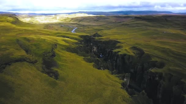 Fjadragljufur Kanyonu 'nda uçan insansız hava aracı görüntüsü. İzlanda, güneşli bir gün, Top view Ver 5 — Stok video
