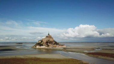 Le Mont Saint Michel 'in hava aracı görüntüsü, güneşli bir günde ikonik ada ve manastır, Normandiya, Fransa geniş çekim alanı. Ver 5