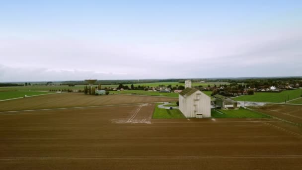 Vista aérea. Granja de trabajo, granero y edificios. Norte del estado de Francia . — Vídeos de Stock