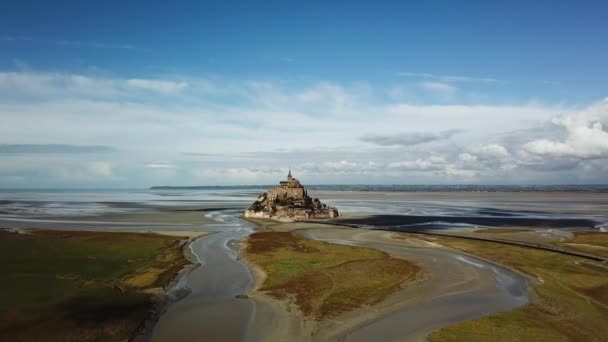 Aerial Drone view of Le Mont Saint Michel, iconic island and monastery at suny day, Normandía, Francia Wide shot. Ver 1 — Vídeos de Stock