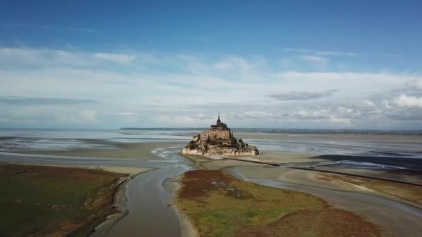 Widok z lotu ptaka Le Mont Saint Michel, kultowa wyspa i klasztor w słoneczny dzień, Normandia, Francja Szeroki strzał. Wartości 2 — Wideo stockowe