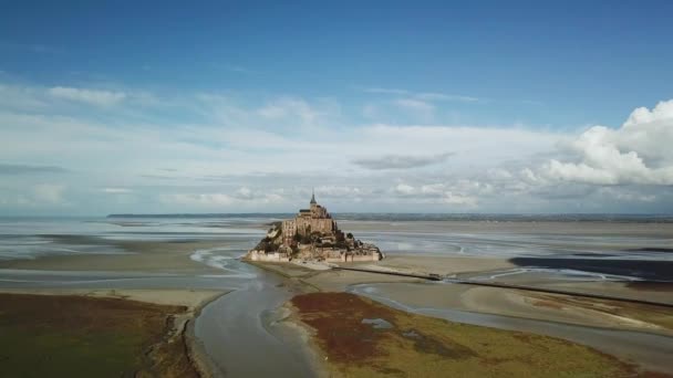 Drohnenaufnahme von le mont Saint Michel, ikonische Insel und Kloster bei sonnigem Wetter, Normandie, Frankreich Weitwinkelaufnahme. Vers 3 — Stockvideo