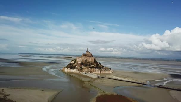 Aerial Drone view of Le Mont Saint Michel, iconic island and monastery at suny day, Normandía, Francia Wide shot. Ver 4 — Vídeos de Stock