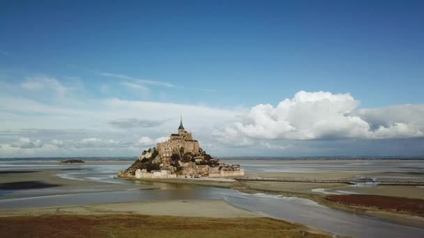Aerial Drone view of Le Mont Saint Michel, iconic island and monastery at suny day, Normandía, Francia Wide shot. Ver 5 — Vídeo de stock