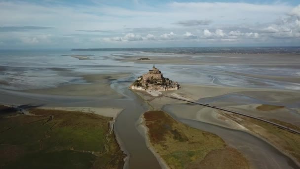 Letecký Drone pohled na Le Mont Saint Michel, ikonický ostrov a klášter za slunečného dne, Normandie, Francie Široký záběr. Ver 8 — Stock video