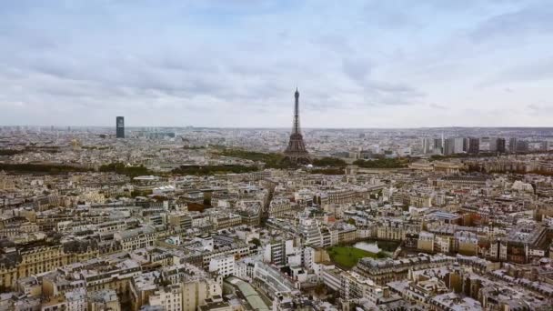 Luchtdrone zicht op Parijs en Eiffeltoren. Bewolkte dag. — Stockvideo