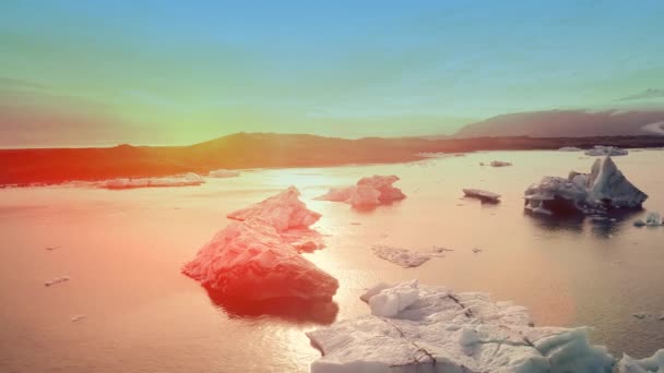 Pandangan pesawat tak berawak. Diamond Beach Jokulsarlon Glacier Lagoon Icebergs di Islandia pada sinar matahari — Stok Video