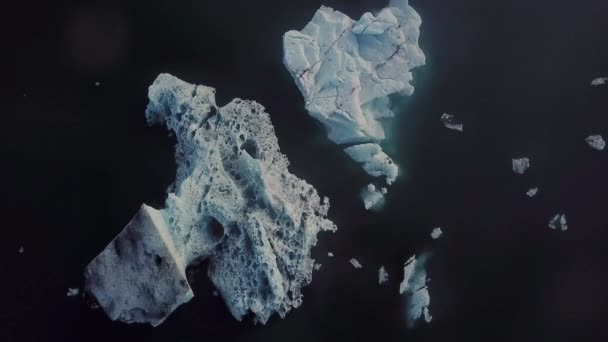 Imagens aéreas de vídeo drone de icebergs yop vista. Afectada pelas alterações climáticas e pelo aquecimento global. Islândia — Vídeo de Stock