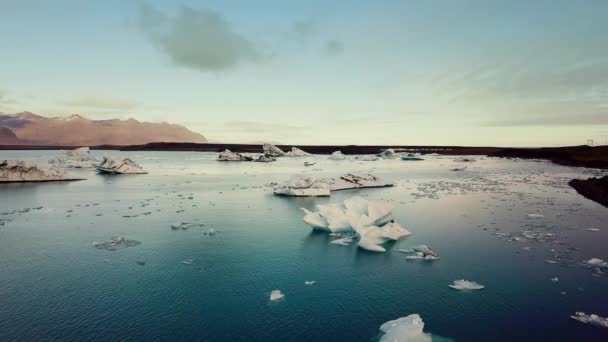 Vista aérea del dron. Glaciar Diamond Beach Jokulsarlon Lagoon Icebergs en Islandia — Vídeos de Stock
