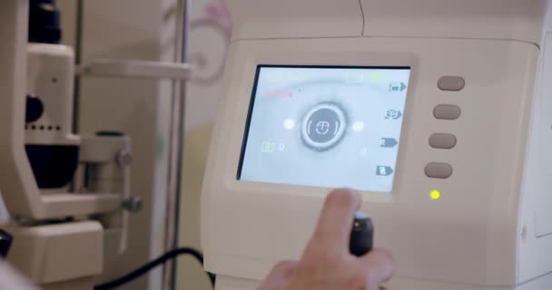 Gros plan machine automatisée examinant globe oculaire sur un écran d'équipement médical professionnel . — Video