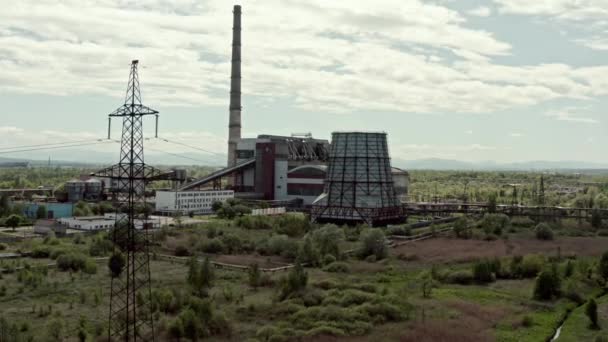 Угольная электростанция с видом на большие трубы . — стоковое видео