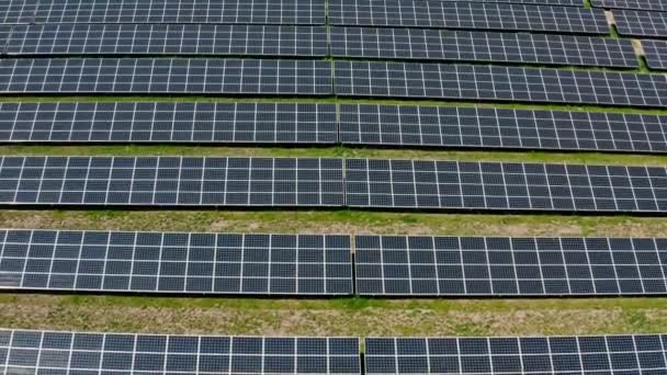 空中无人驾驶飞机视图。夏天的太阳能发电厂农场。清洁能源的生产。顶部视图 — 图库视频影像
