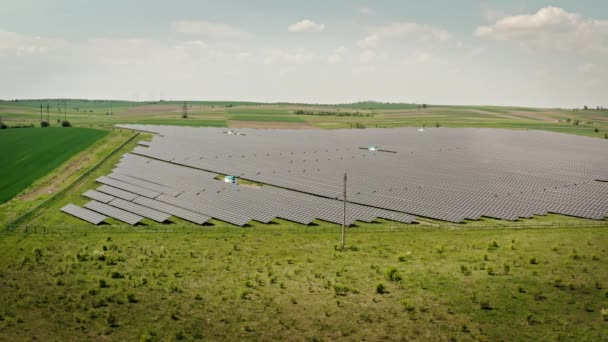 Hava aracı görüntüsü. Yazın güneş enerjisi santrali çiftliği. Temiz enerji üretimi. Geniş görünüm — Stok video