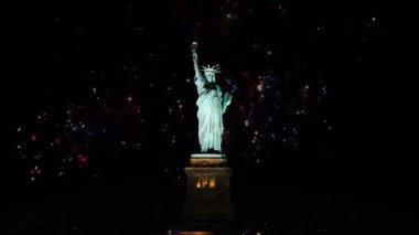 Bağımsızlık Günü 'nde Özgürlük Heykeli ya da diğer kutlamalar havai fişek arka planında