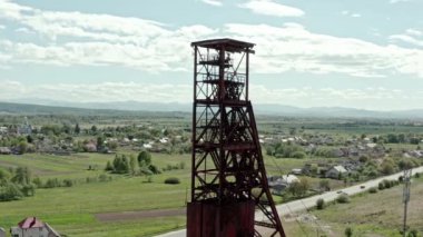 Arka plandaki ormana karşı terk edilmiş eski bir tuz madeni. Orta vuruş.