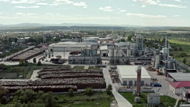 Zicht vanuit de lucht op de drone. Fabriek industriële zone, houtverwerkende fabriek magazijnen, werknemers in de fabrieken gebied met marges op de achtergrond. — Stockvideo