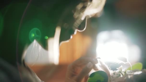 Le matin des mariées. Mariée en lingerie et tient un bouquet de fleurs dans ses mains et les touche doucement et les renifle .