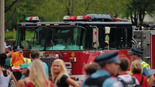 Chicago EE.UU. camión de bomberos y muchos policías entre la multitud de manifestantes 18 junio 2015 . — Vídeos de Stock