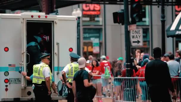 Chicago USA wielu policjantów wśród tłumu protestujących 18 czerwiec 2015. — Wideo stockowe