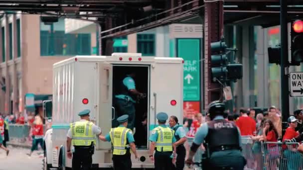 Chicago USA wielu policjantów przygotowuje się do zatrzymania wśród tłumu protestujących 18 czerwiec 2015. — Wideo stockowe