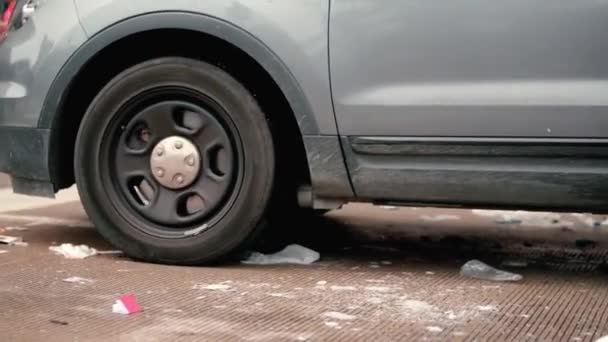 Chicago EE.UU. un coche de policía cabalga entre la basura en la carretera 18 junio 2015 . — Vídeos de Stock