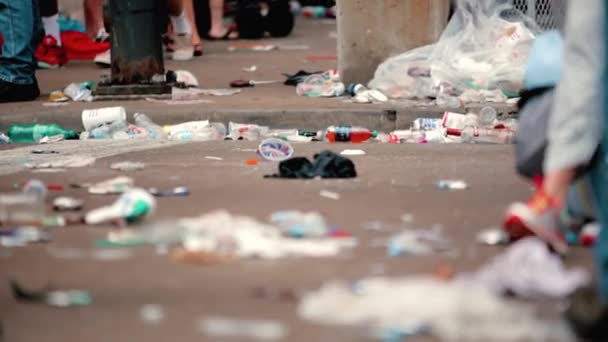 Chicago USA Lots of rubbish on the road due to peoples protests 18 june 2015. — Stock Video